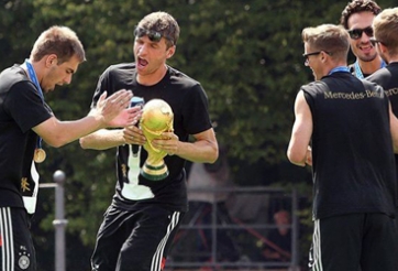 Ăn mừng quá đà, sao tuyển Đức làm hỏng Cup vàng thế giới